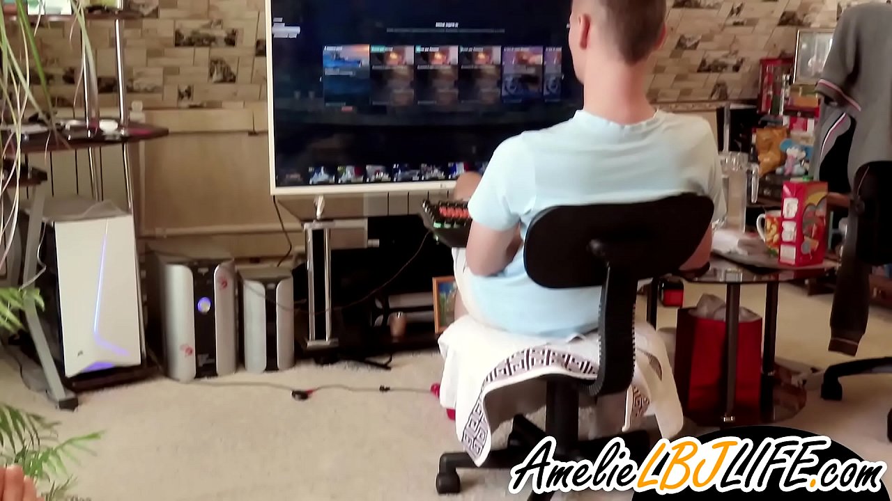 女孩用性玩具自慰给男友玩电脑游戏