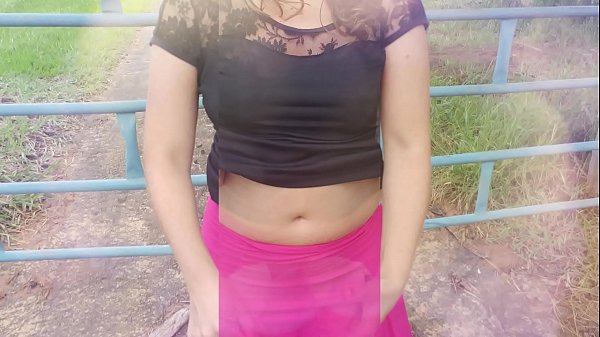 在农场里玩耍,一个真正的家庭主妇,婊子婊子和她的绿帽子丈夫在野外