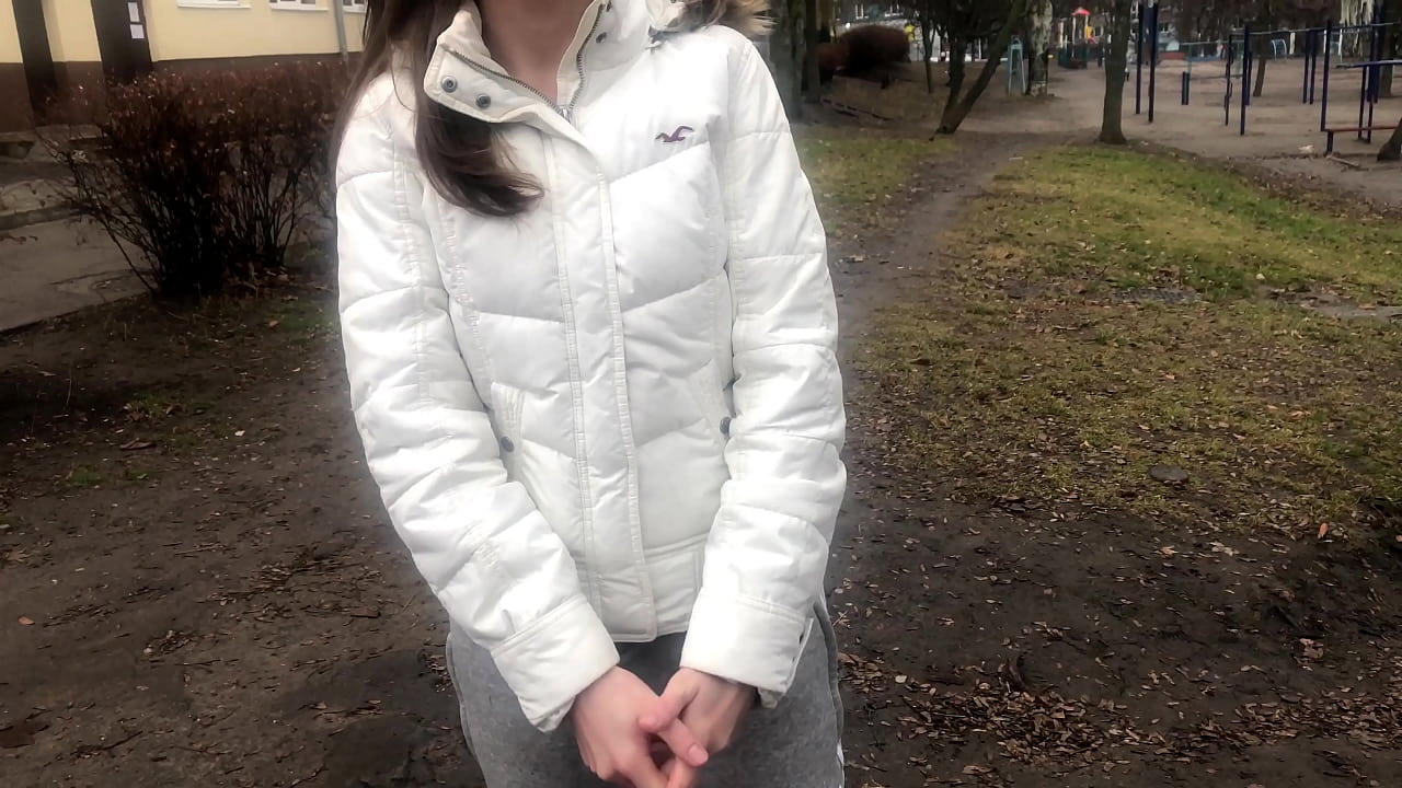 陌生人为钱吸吮和性交。俄罗斯业余爱好者。与交谈。