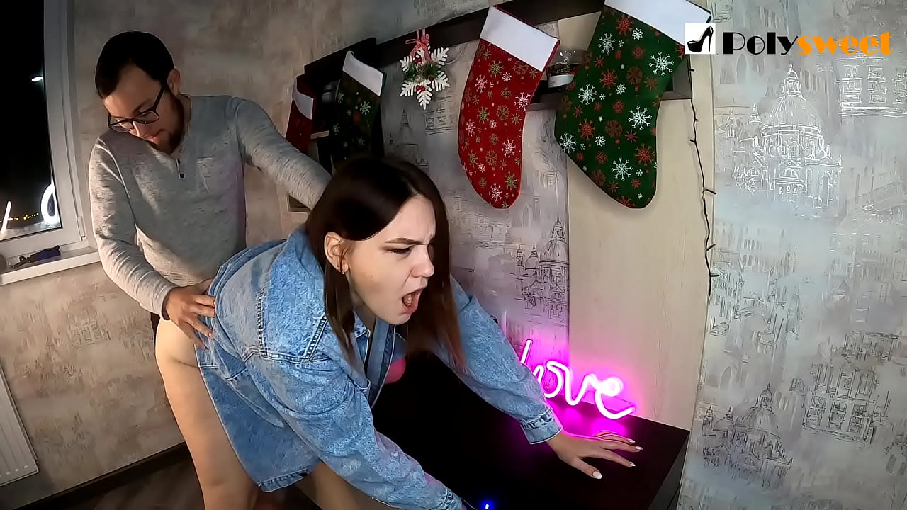 这家伙喜欢用嘴和鸡巴干一个扎马尾辫的漂亮女孩的屁股