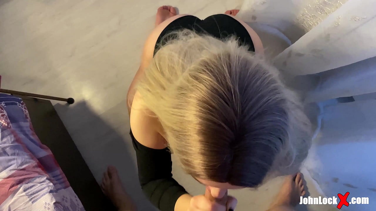 红发女郎吸吮鸡巴和性交,在她的屁股上得到精液